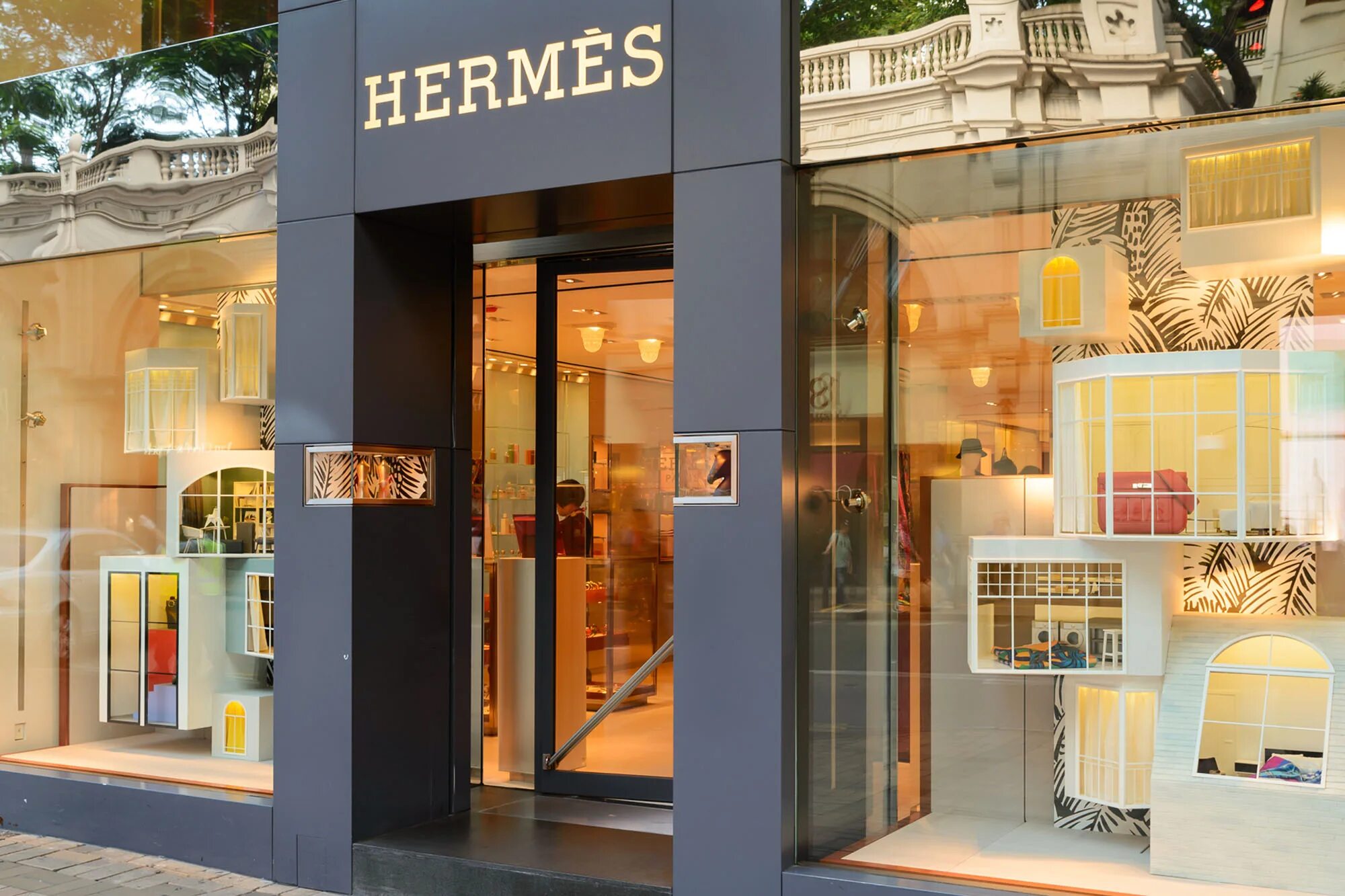 Гермес оне. Hermes Нишанташи. Бутик Hermes в Амстердаме. Магазин Хермес. Французские бутики Hermes.