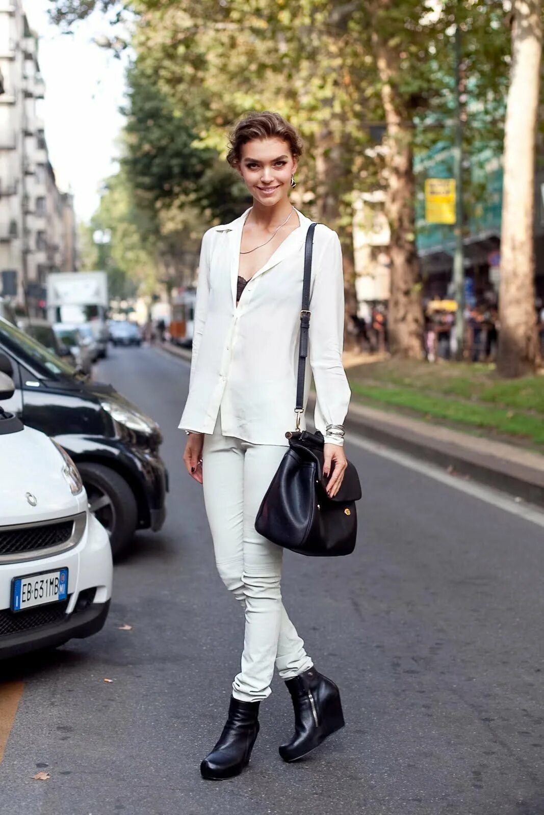 Как носить ботильоны с брюками. Ботильоны с укороченными брюками. Женские брюки с ботильонами. Как носить ботильоны с брюками. Оливия палермо в черных джинсах.