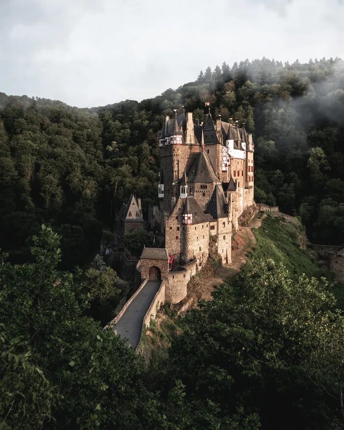 Когда был построен замок. Замок Эльц. Замок Эльц план. Замок Эльц в Германии и Династия Эльц. Средневековый замок Браун.