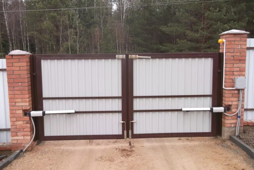 Ворота распашные с калиткой 2000*2200мм. Ворота распашные изготовление установка. Ворота распашные изготовление установка. Распашные ворота металлопрофиль. Ворота распашные с металлопрофиль с калиткой.