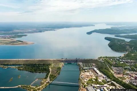 Города расположен на берегу водохранилища