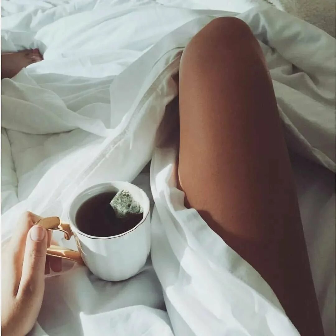Утро кофе девушку. Кофе в постель. Кофе в постель девушке. Утренний кофе в постель. Кофе в постель для любимой.