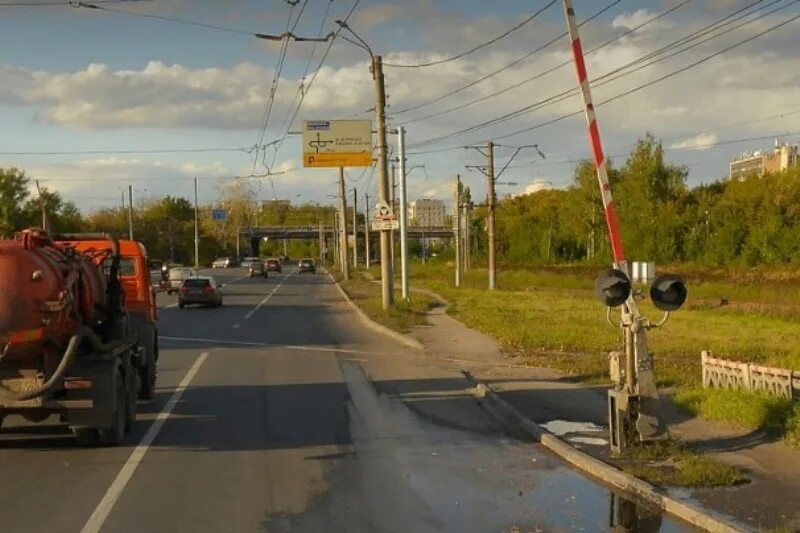 Нижегородский переезжает. Железнодорожный переезд. ЖД переезд. Станция Костариха. ЖД переезд на Кузбасской улице Нижний Новгород.