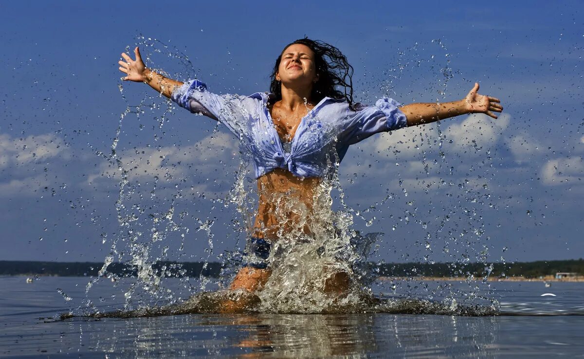 Слушать дай воды. Девушка в брызгах воды. Счастливая девушка. Радостная девушка. Девушка море брызги.