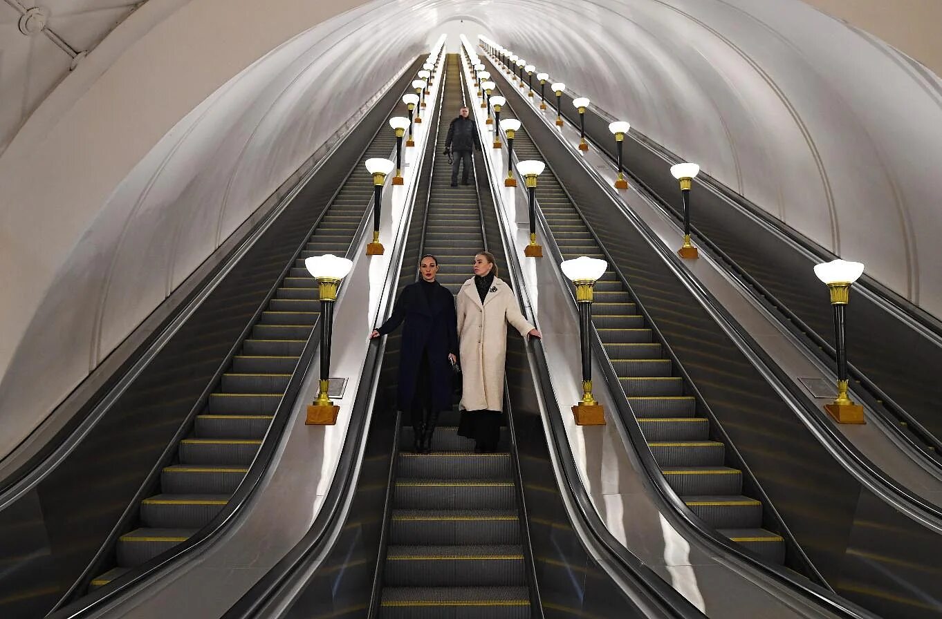 Самый длинный переход. Станция метро Марьина роща эскалатор. Марьина роща БКЛ эскалатор. Марьина роща станция эскалатор. Сретенский бульвар эскалатор.