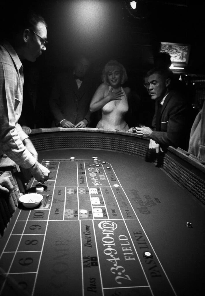 Monro casino monro casino com. Мэрилин Монро в казино. Мэрилин Монро 1960 казино.