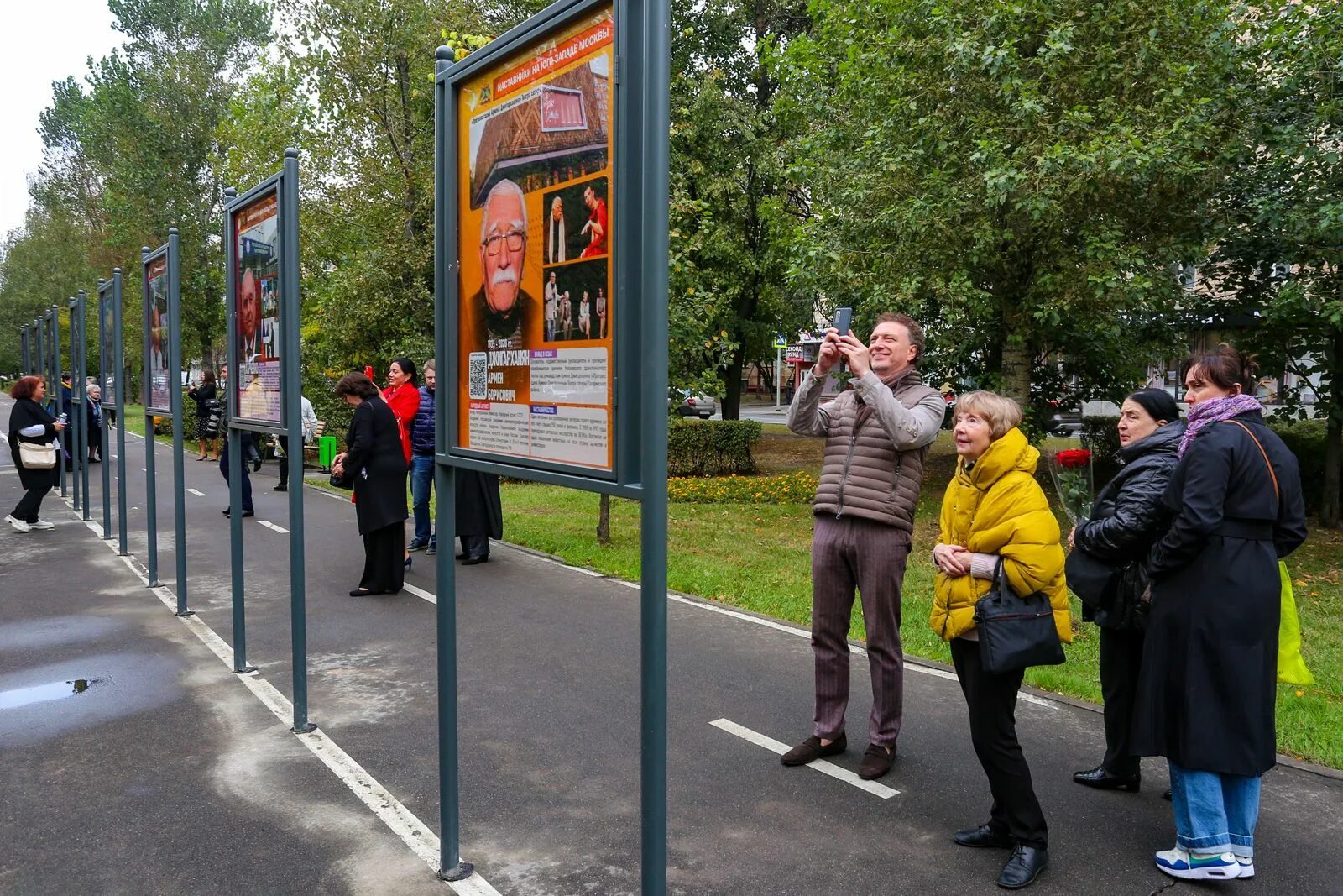 Наставников откроют. Аллея в России.