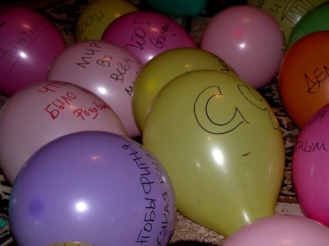 набор шаров на 2 года. розовые шарики воздушные. шарик две половины. дети с шариками. шарик две половины.