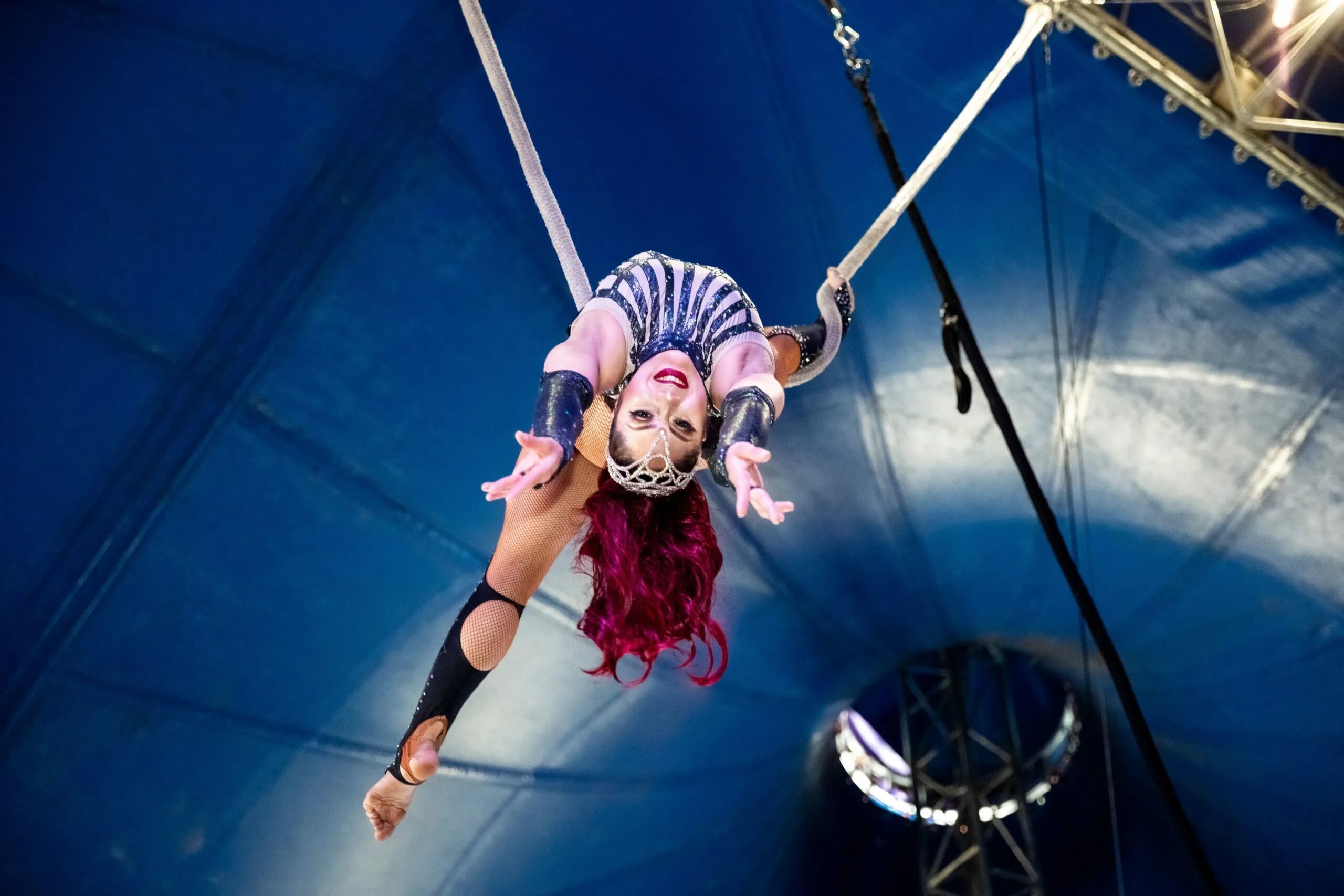 R 34 the amazing circus. Сцена цирка. Топ модель по американски цирк. Фото из цирка. Флаинг Циркус.