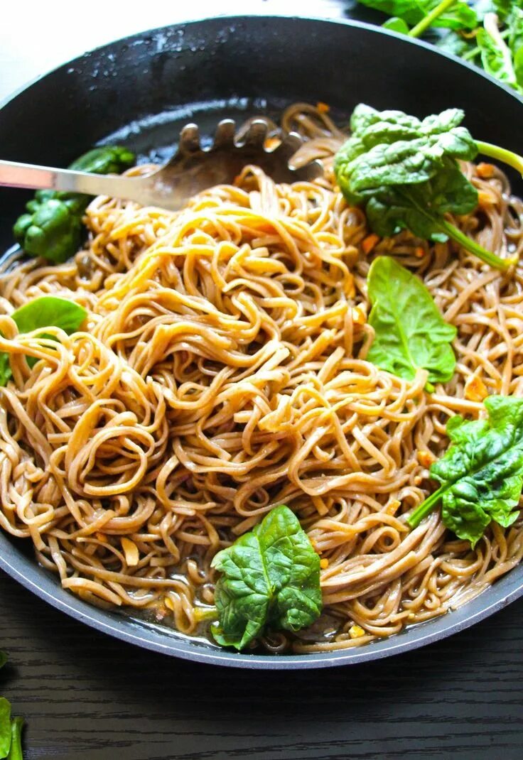 Приготовление тайской лапши. Плоская тайская лапша Noodle. Тайская лапша Sedaap. Тайская вермишель. Острая азиатская лапша.