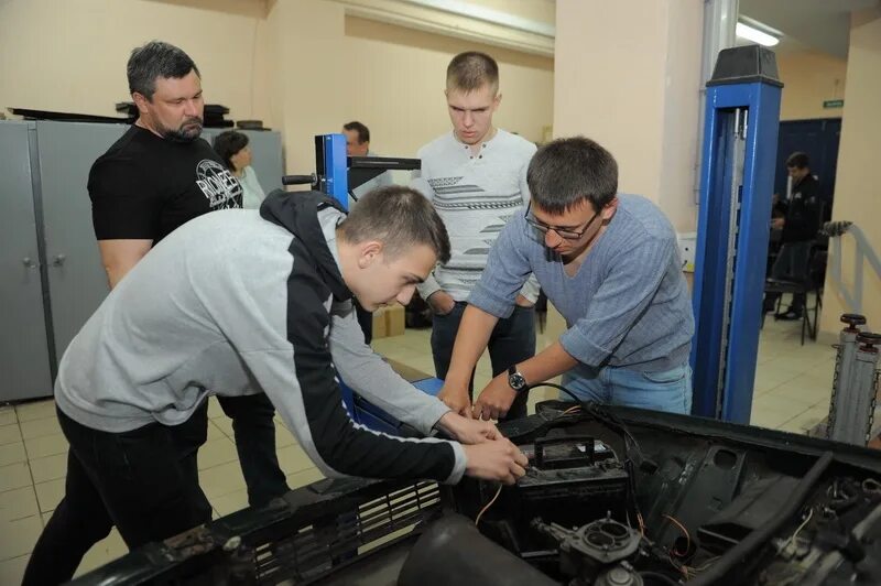 Преподаватель автомобиля. Слесарь по ремонту автомобилей. Автомобили и автомобильное хозяйство. Инженер автомобили и автомобильное хозяйство. Автомобили и автомобильные хозяйство ТУЛГУ.