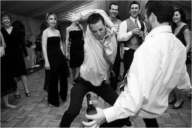Где пьяные танцуют. Пьяные танцы. Мужчины на корпоративе. Прикольные танцы на свадьбах. Смешные танцы на свадьбе.