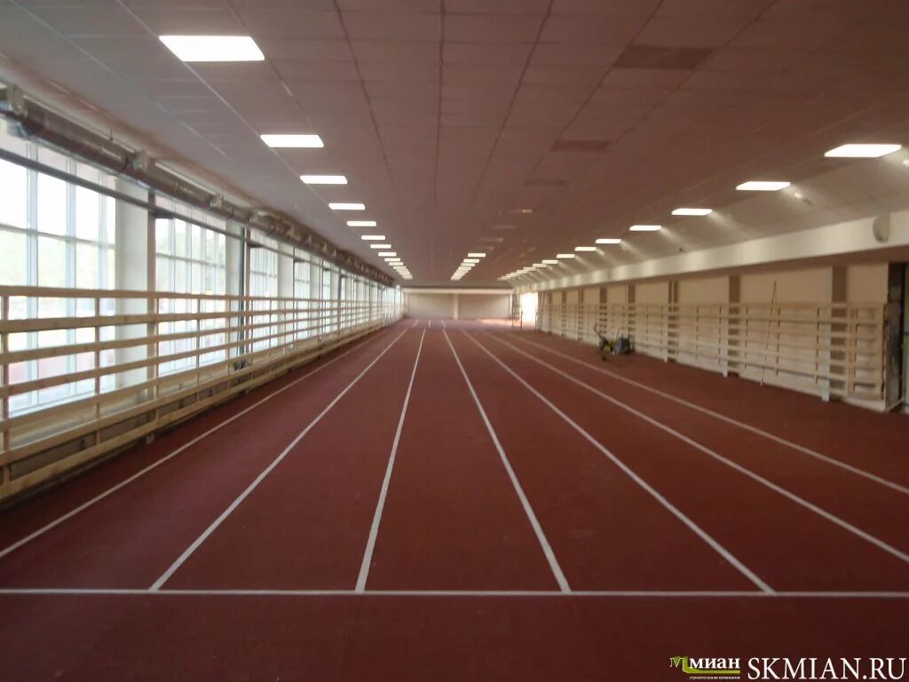 Легкоатлетический манеж дорожки. Манеж бег. Беговой манеж подолье. Легкоатлетический манеж с круговой беговой дорожкой 200м. Велотрек крылатское бег манеж.