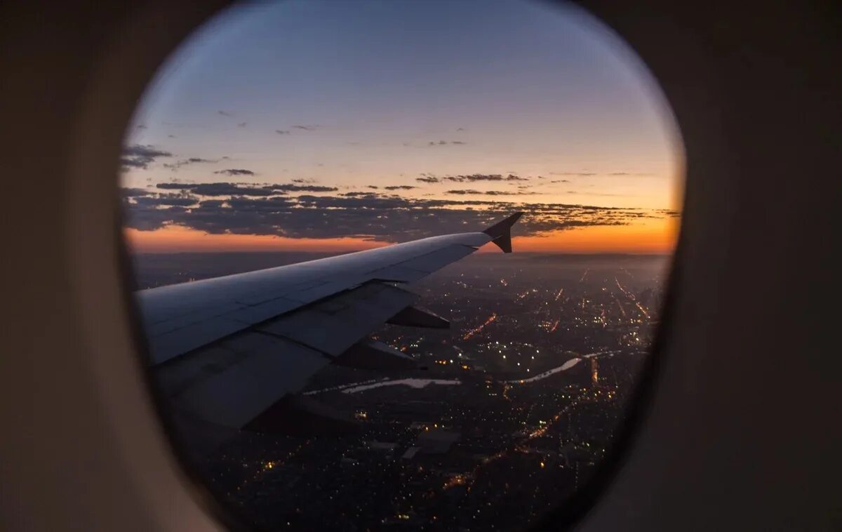 Иллюминатор самолета ночью. Boeing 737-800 иллюминаторы. Иллюминатор самолета. Иллюминатор боинг 737. Иллюминатор самолета ночью.