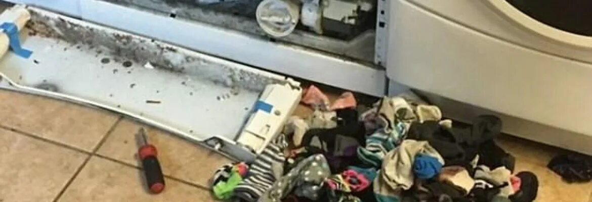 Куда деваются носки в стиральной. Носки в машинке стиральной. В стиральной машинке пропадают носки. Разбросанные вещи. Носки в машинке стиральной.