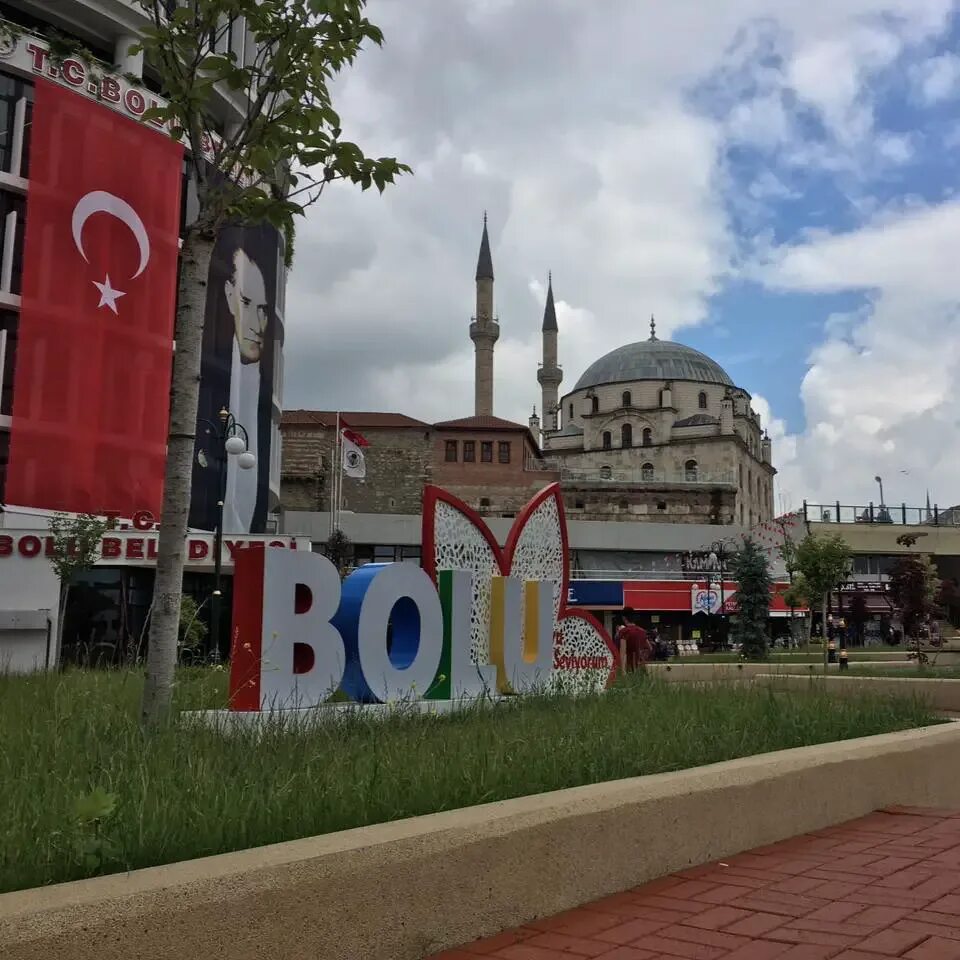 Боле город. Болу город в Турции. Турецкий город болу. Город болу Турция памятник. В Турции городок петуха.