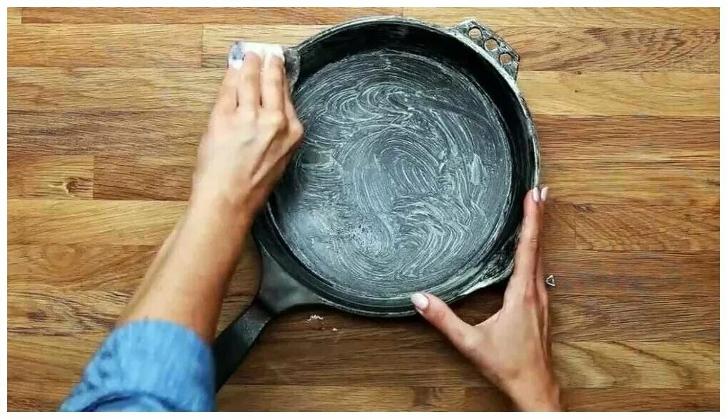 первое использование чугунной сковороды. прокаленная чугунная сковорода. прокалка чугунной сковороды с солью. первое использование чугунной сковороды.