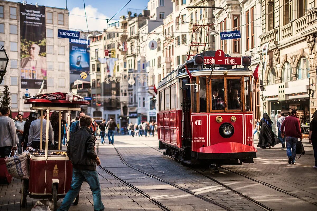 Истикляль Стамбул. Бейоглу. Улица Таксим в Стамбуле. Улица Истикляль красный трамвай. Таксим как добраться