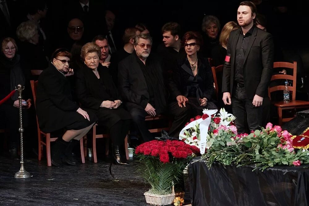 Могила михаила державина на новодевичьем кладбище. Похороны веры васильевой. Прощание с михаилом державиным. Могила ширвиндта. Похороны михаила державина на новодевичьем кладбище.