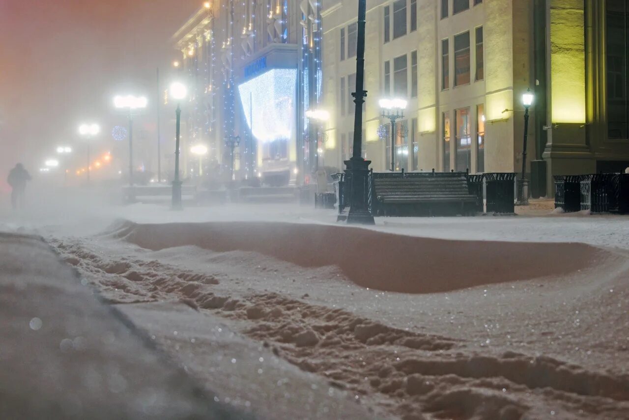 Снежная улица. Снегопад на улице. Снегопад фото. Снежок на улице. Почему на улице снег