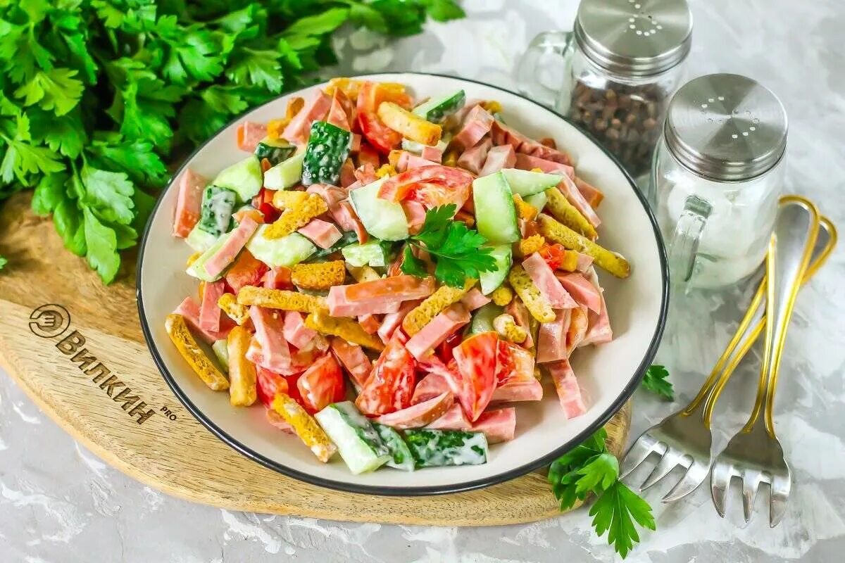 Простой рецепт салата с колбасой вареной. Салат с кукурузой колбасой и сыром. Салат колбаса кукуруза огурец. Салат с блинчиками и колбасой и огурцом. Салат с копченой колбасой.