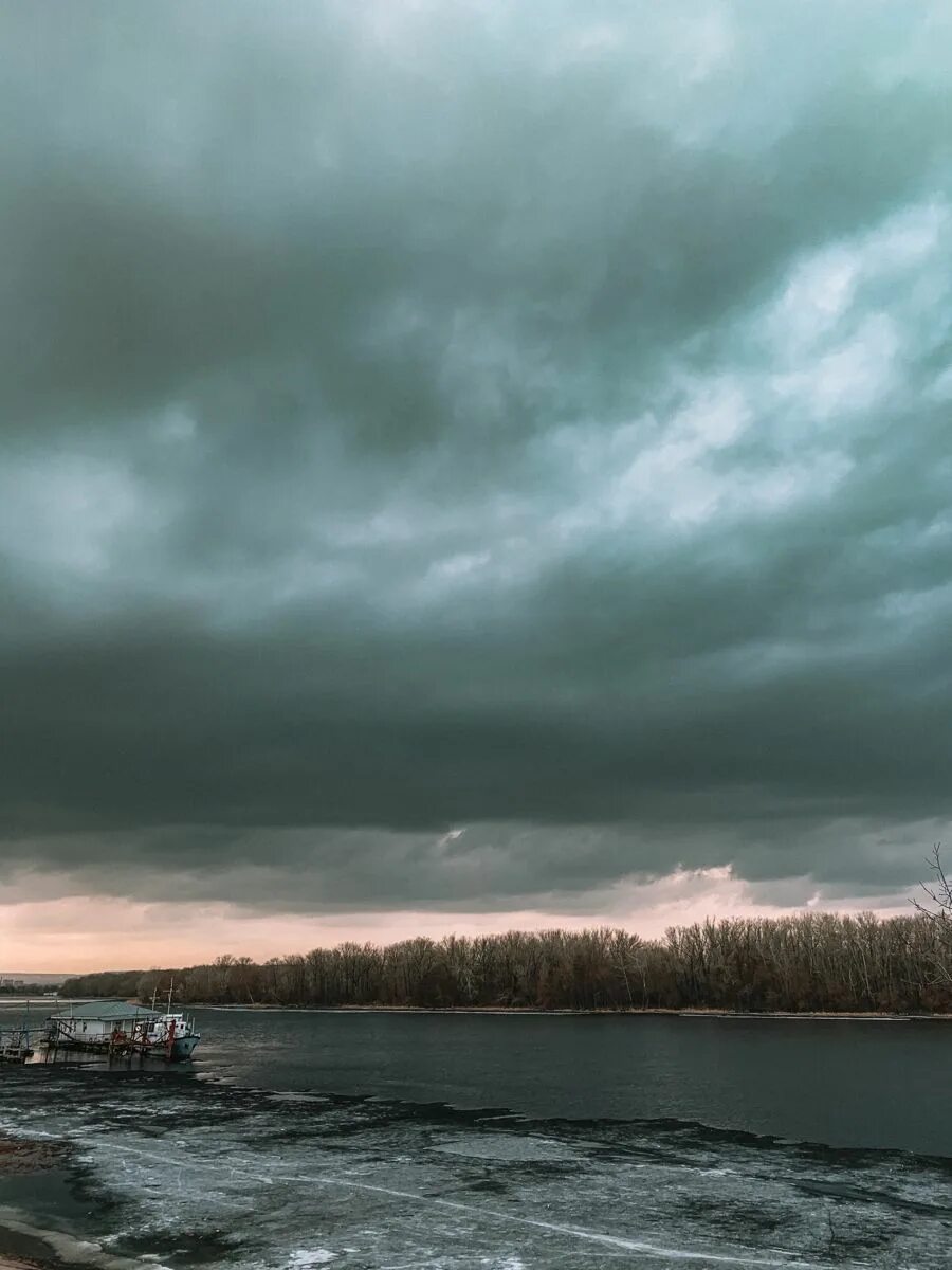 Длинная дорога. Дорога пасмурно. Пасмурно летом. Дождливое небо. Зима снегопад.