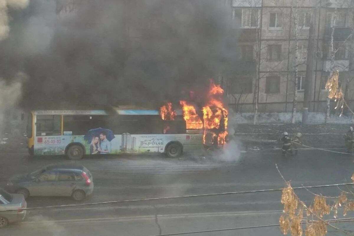 Происшествия в ижевске сегодня. Пожар в Ижевске. Сгорел автобус Ижевск. Пожар в Ижевске сейчас. Сгорел автобус сегодня в Ижевске.