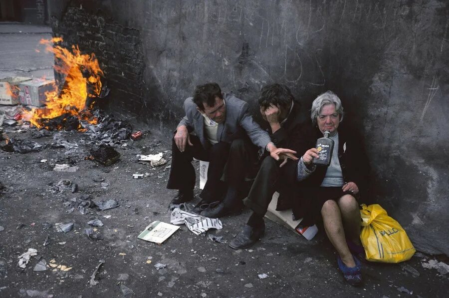 Бедные бомжи. Raymond Depardon Glasgow. Glasgow, 1980 Raymond Depardon. Глазго 1980 трущобы. Глазго 60-х трущобы.