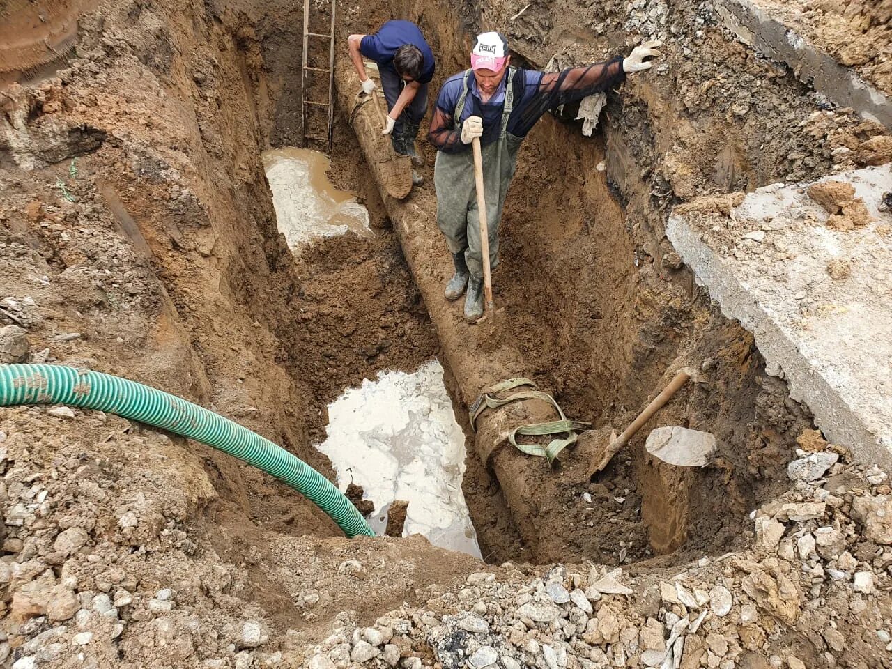 Отключение водоснабжения. Теплотрасса. Прорыв водопровода. Отключили водопровод. Отключили холодную воду астрахань