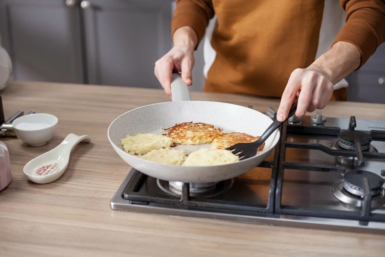 Драники вкусно и быстро на сковороде. Драники на сковороде. обжариваем драники на сковороде. драники жарятся на сковороде. выкладываем драники на сковородку.