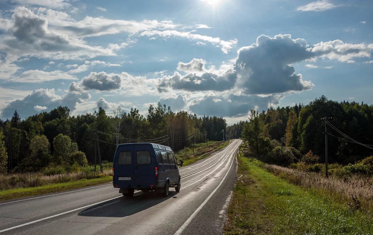 Автобус на дороге. Газель на дороге. На машине по деревне. Микроавтобус едет по дороге.