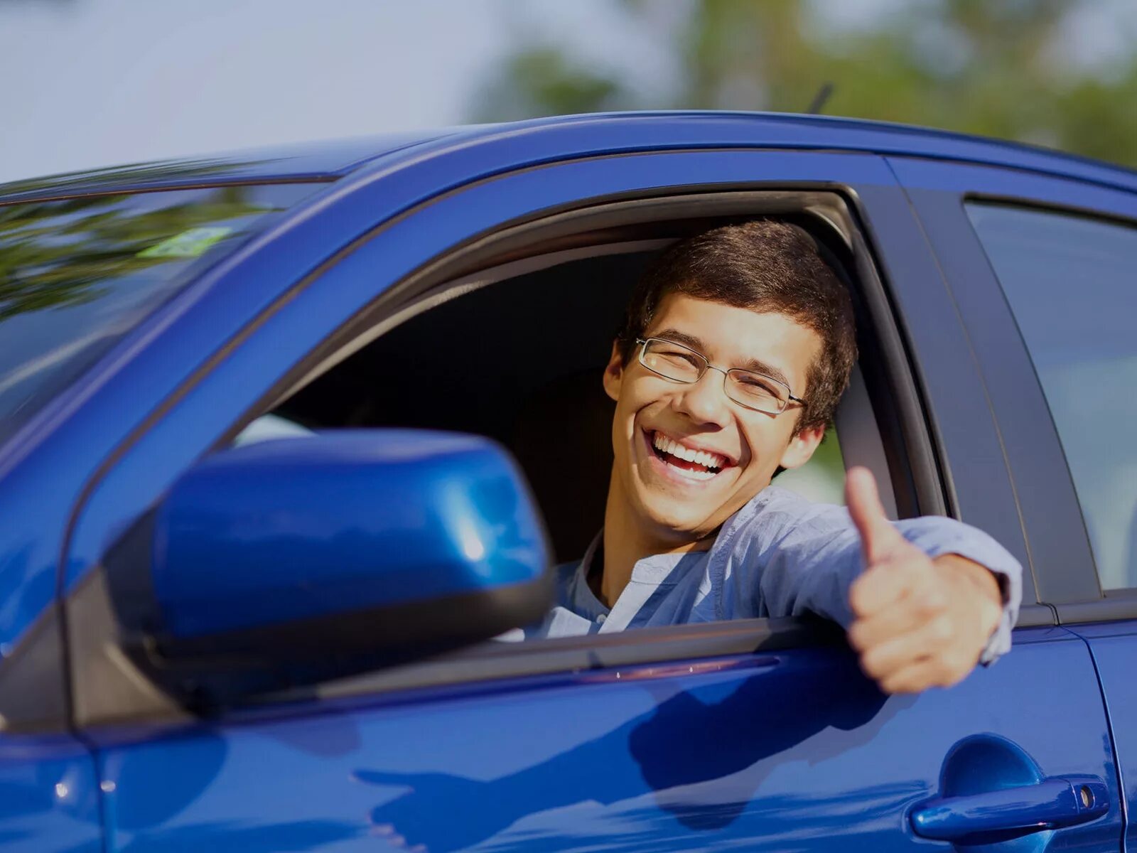 Paco drive a car. Автомобиль и человек. Водитель улыбается. Водитель и автомобиль. Человек в машине.