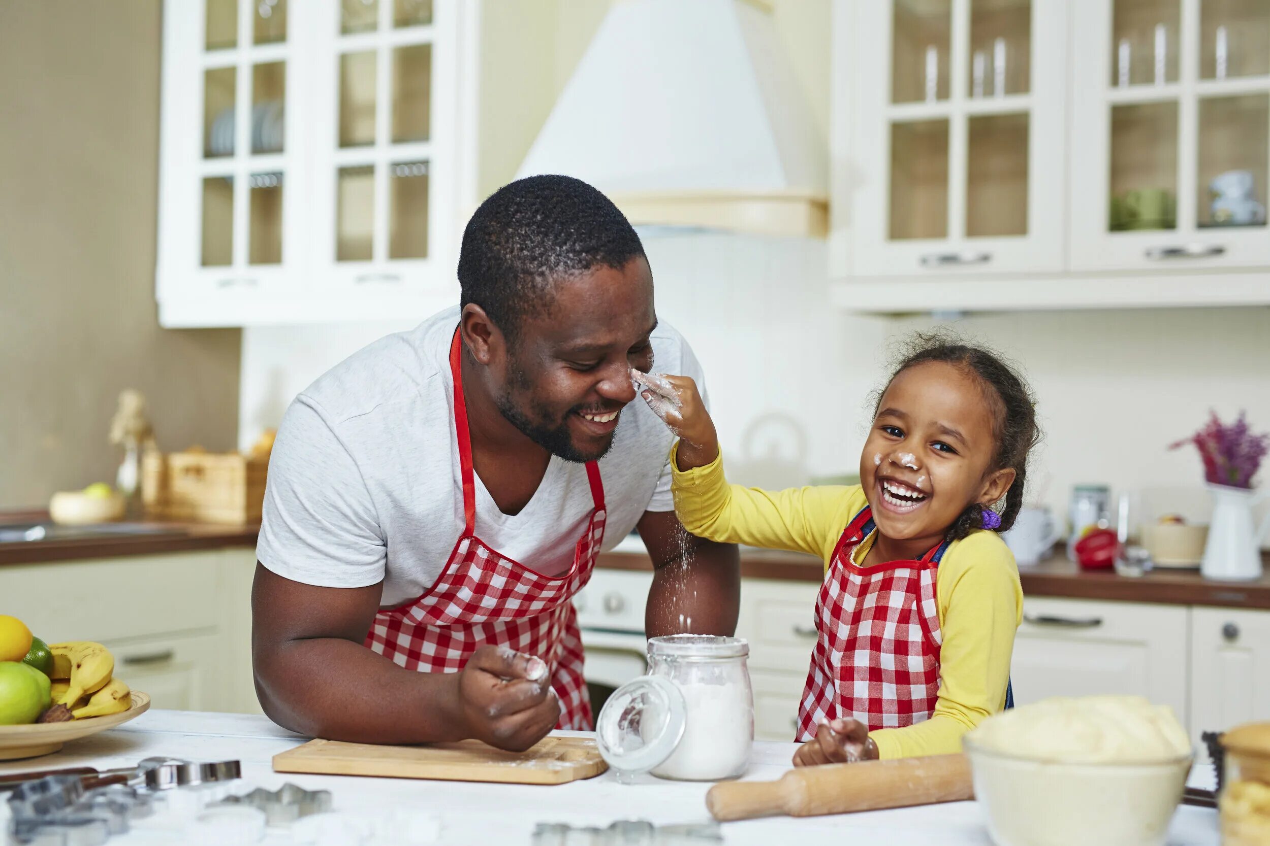 Dad a cook. Семья готовит. Семья готовит ужин. Папа готовит. Семья готовит на кухне.