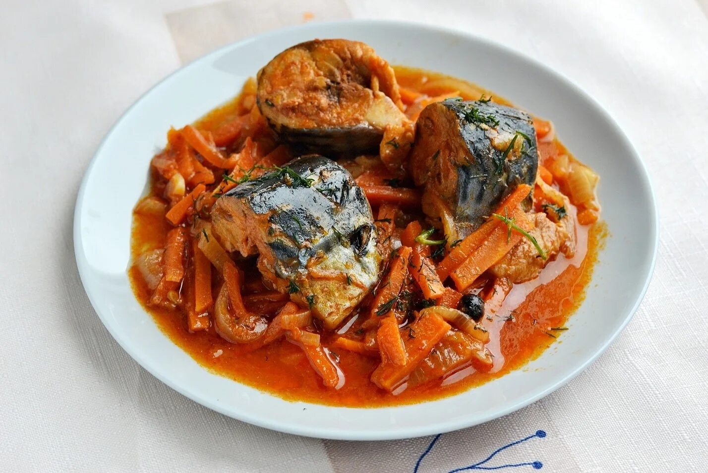 Карп тушеный с овощами. Тушеная рыба. Рыба тушеная с овощами. Пауло марино рыбное рагу. Рыба тушенная в томате с овощами.