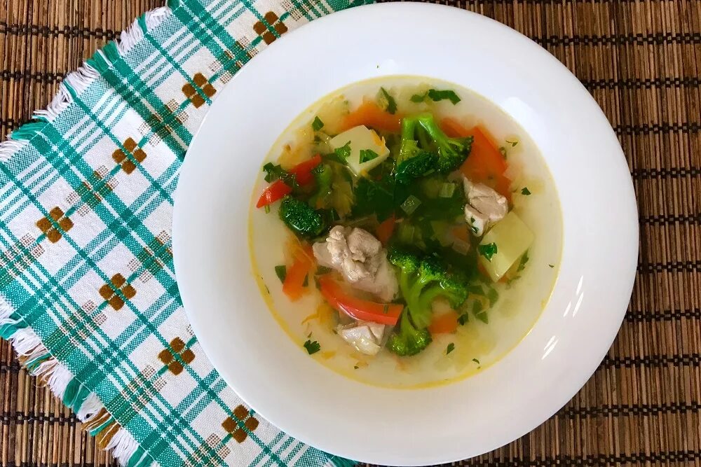 Суп капустой плавленным сыром. Овощной суп с брокколи. суп из брокколи с курицей. консоме с брокколи. бульон с брокколи.