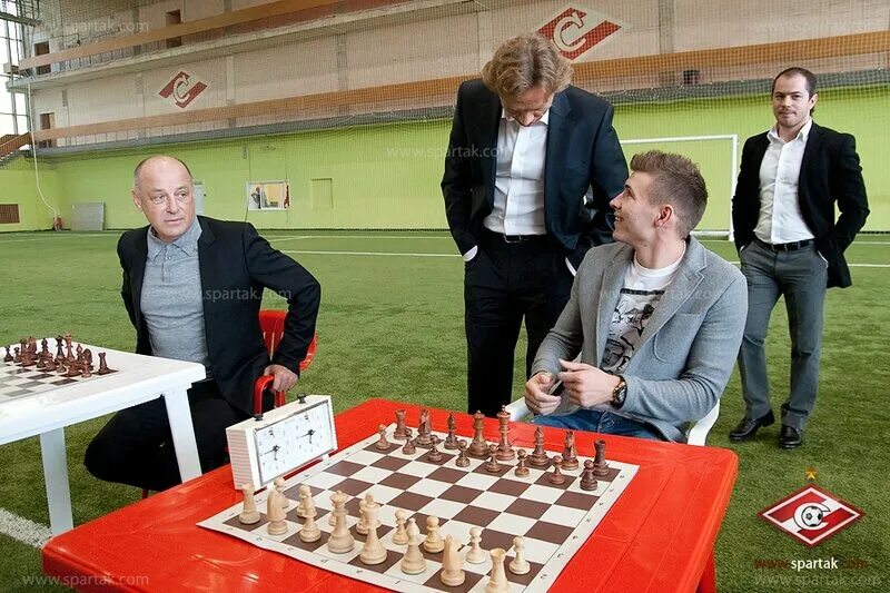 шахматная дуэль. карякин и емельяненко шахматы. российские шахматы сергей карякин. карякин сергей шахматист фк спартак. гарри каспаров карпов шахматы.