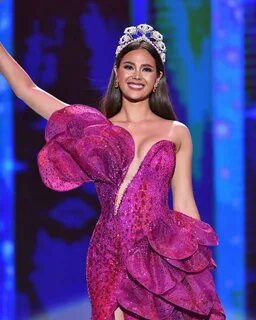 Việc Catriona Gray đội vương miện fake đã khiến nhiều khán giả hoang mang. 