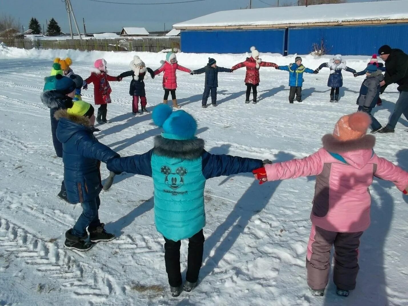 Соревнования на улице зимой для детей. Зимние эстафеты для детей на улице. Зимние старты для детей. Зимние весёлые старты на улице для детей.