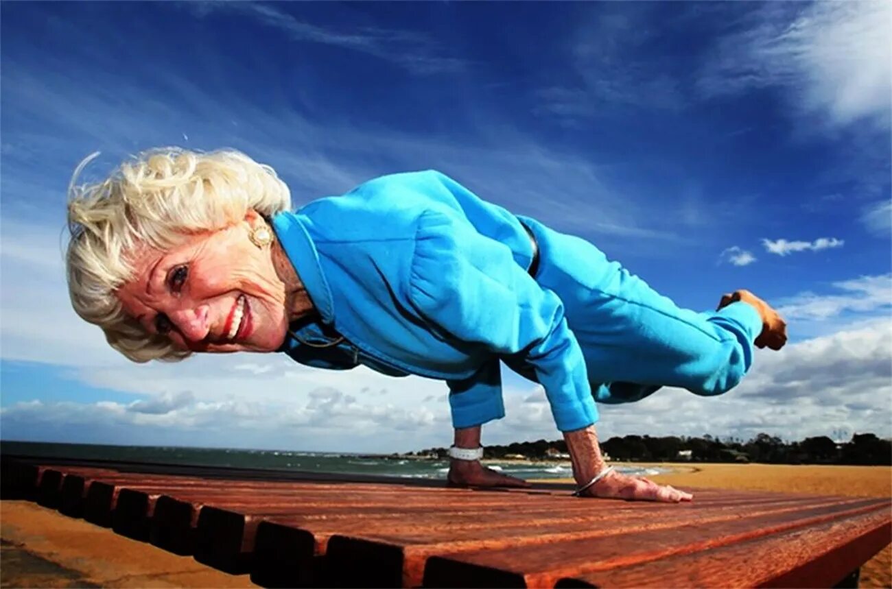 Бабушка снизу. Бетти Кальман инструктор йоги. Активная бабушка. Старушка йога. Бодрая старушка.
