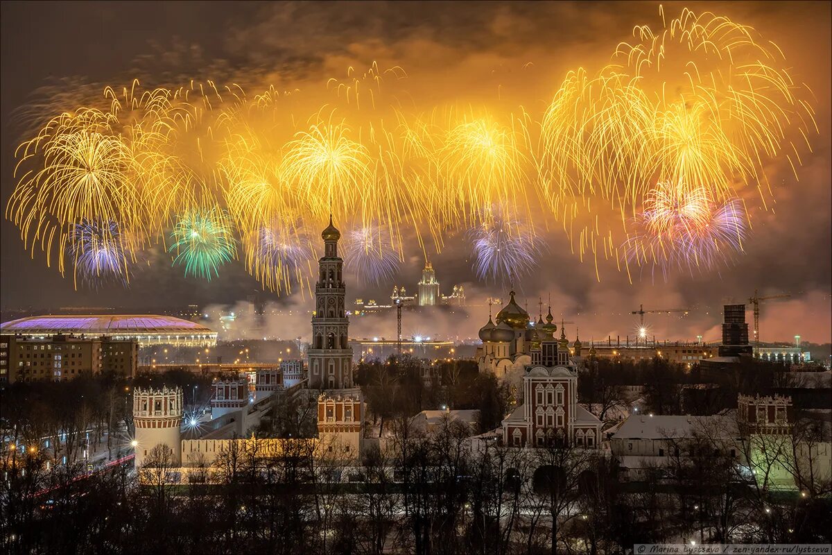 Салют в москве день защитника отечества. Салют на Поклонной горе. Поклонная гора в Москве салют. 23 Февраля салют Поклонная гора. Поклонная гора салют 2022.