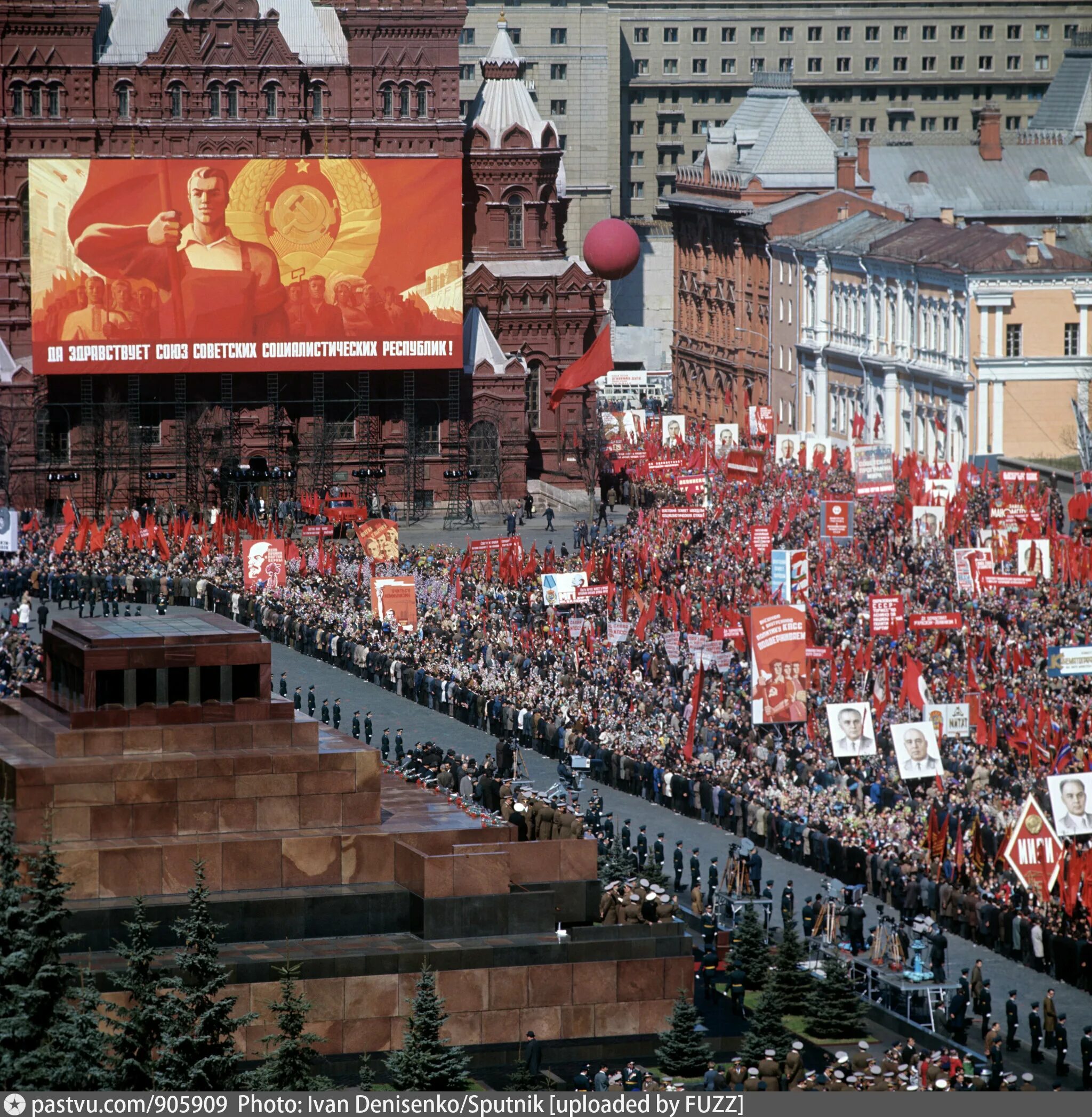 1 мая 1988. Первомайская демонстрация на красной площади СССР. 1 Мая красная площадь СССР. Демонстрация на красной площади 1 мая СССР. Первомай демонстрация красная площадь.