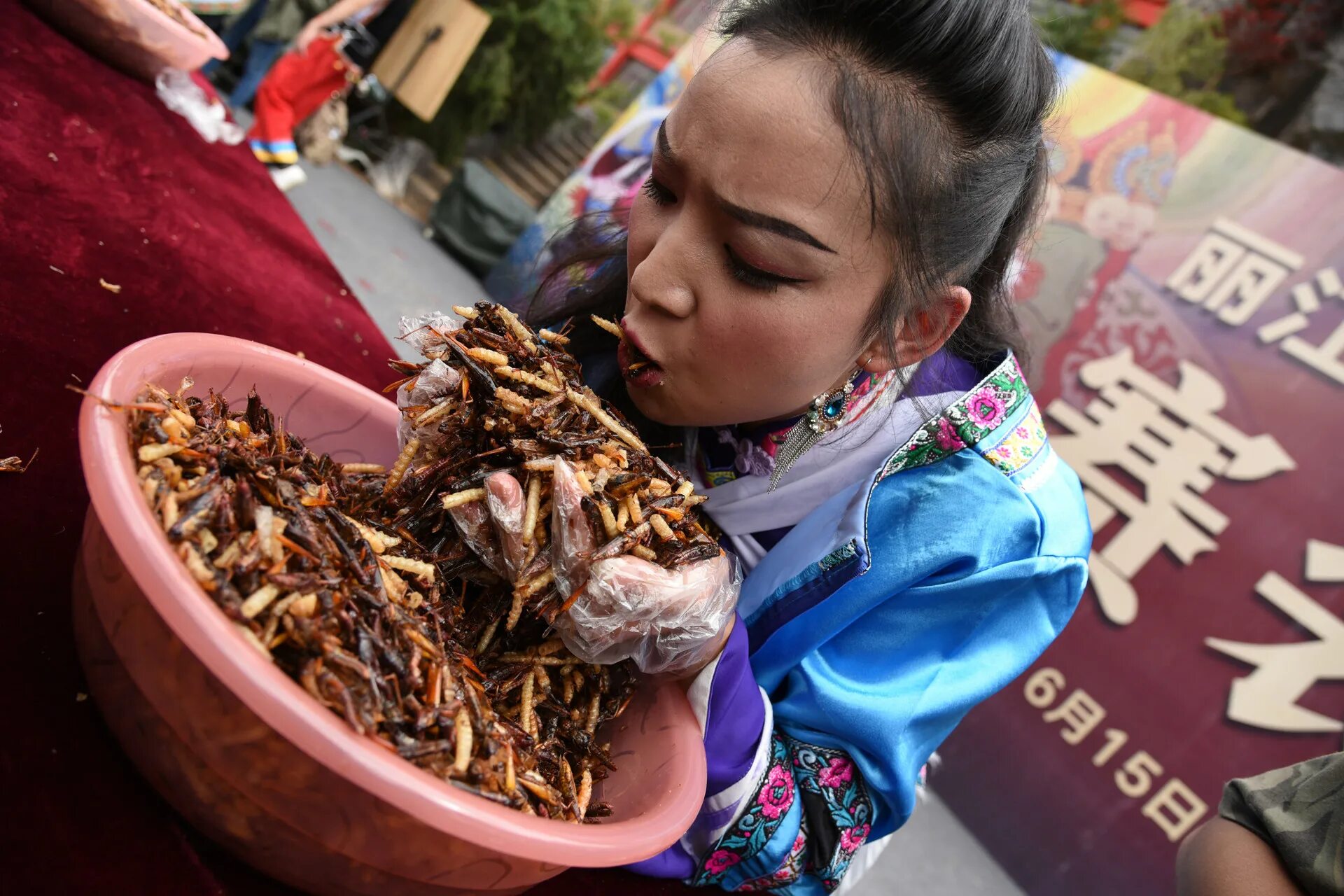 Какой бывает китай. Китай еда насекомые. Китайцы едят Наси.