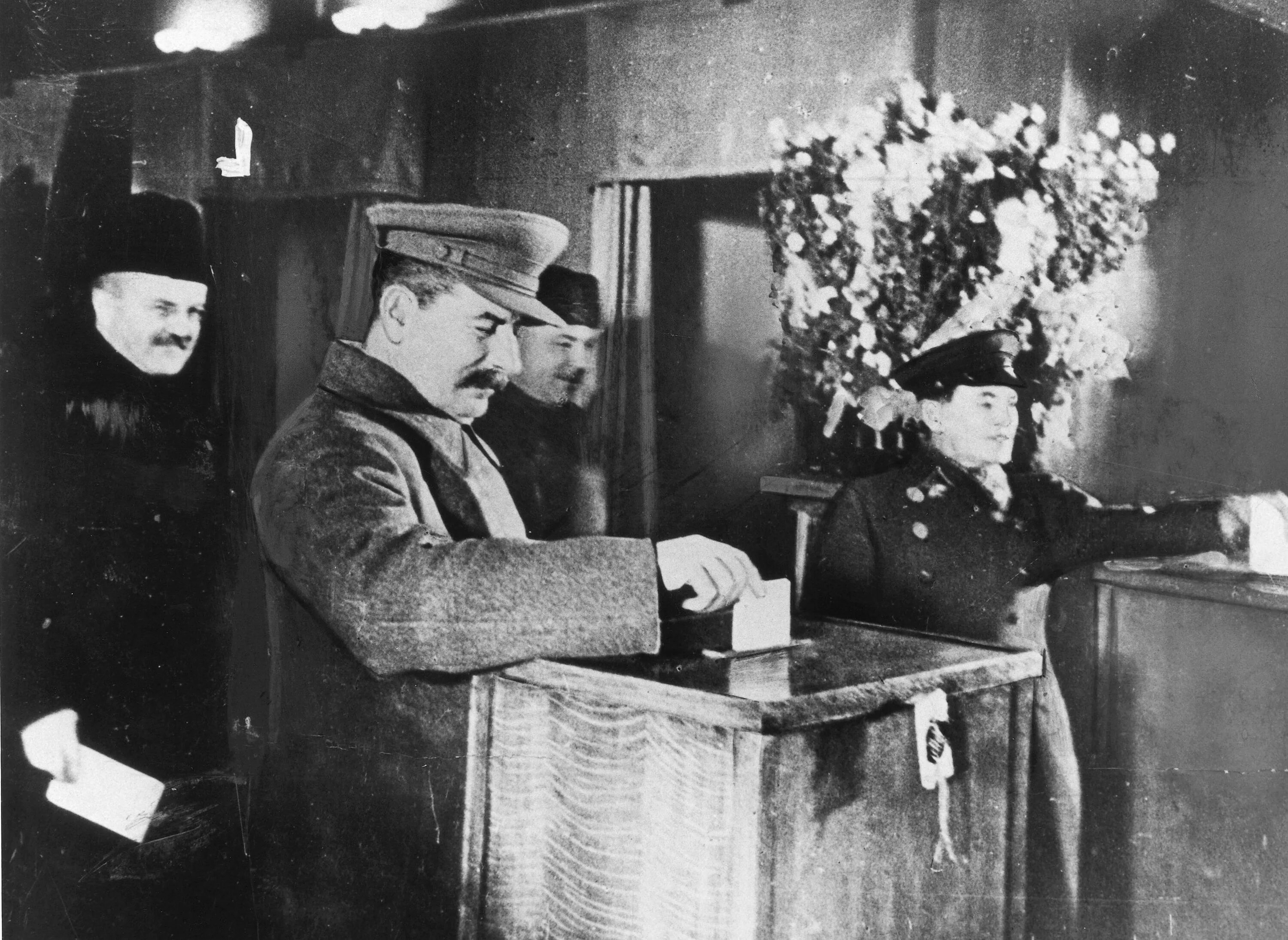 Как голосуют на своих. Выборы в Верховный совет СССР 1937. Сталин на выборах 1937. Фото Сталина 1937 года. Сталин депутат Верховного совета СССР.