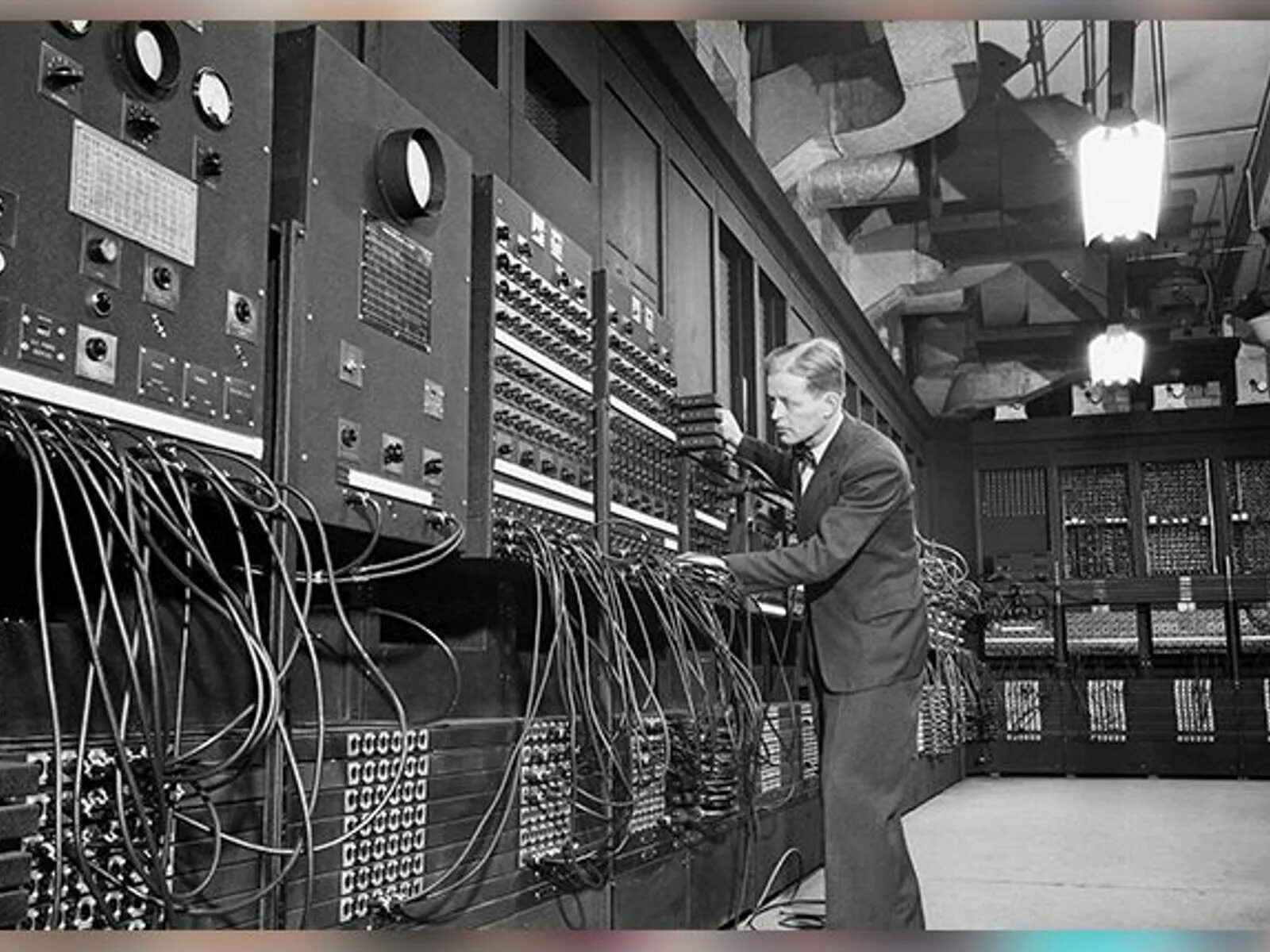Что делал первый компьютер. Первый компьютер ЭНИАК 1946. Самый первый компьютер в мире ЭНИАК. ЭВМ Eniac. 1 ЭВМ ЭНИАК.