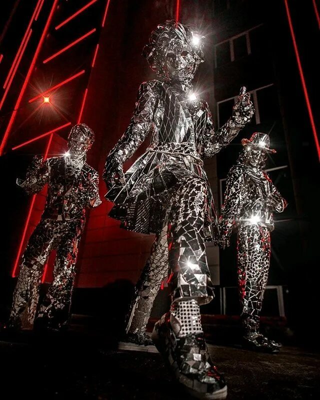 Зеркальные костюмы шоу. Зеркальные костюмы. Зеркальный костюм. Зеркальный человек костюм. Зеркальный человек костюм.