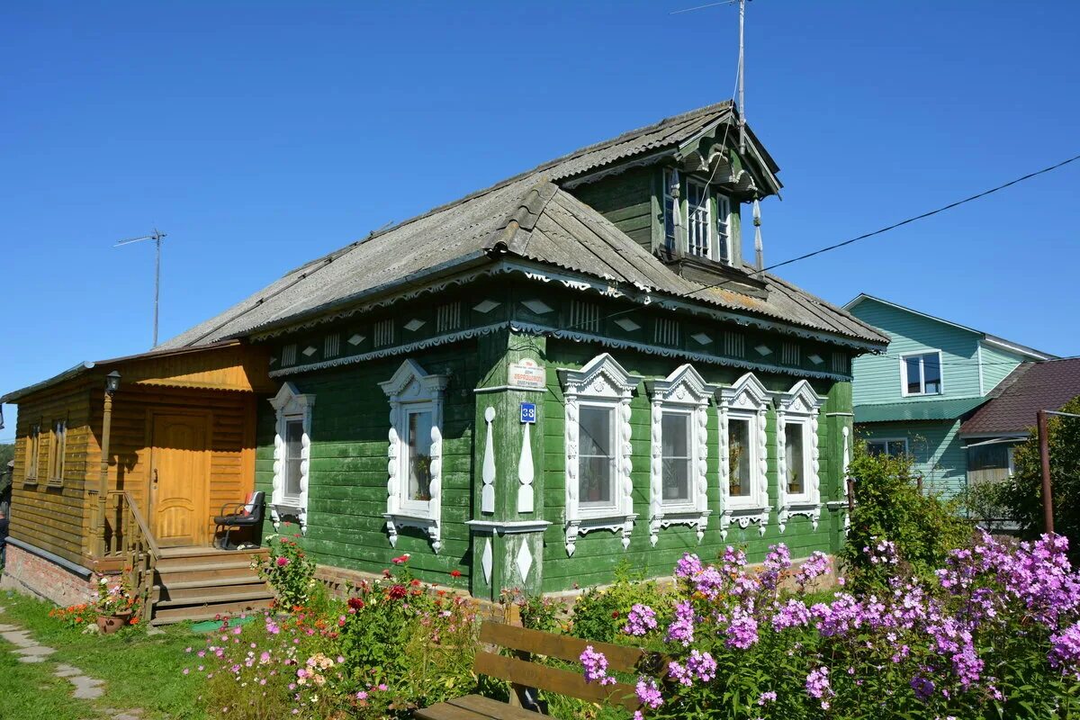 Продается ли дом в деревне. Дом в деревне. Деревенские дома. Деревенский домик. Деревянный домик в деревне.