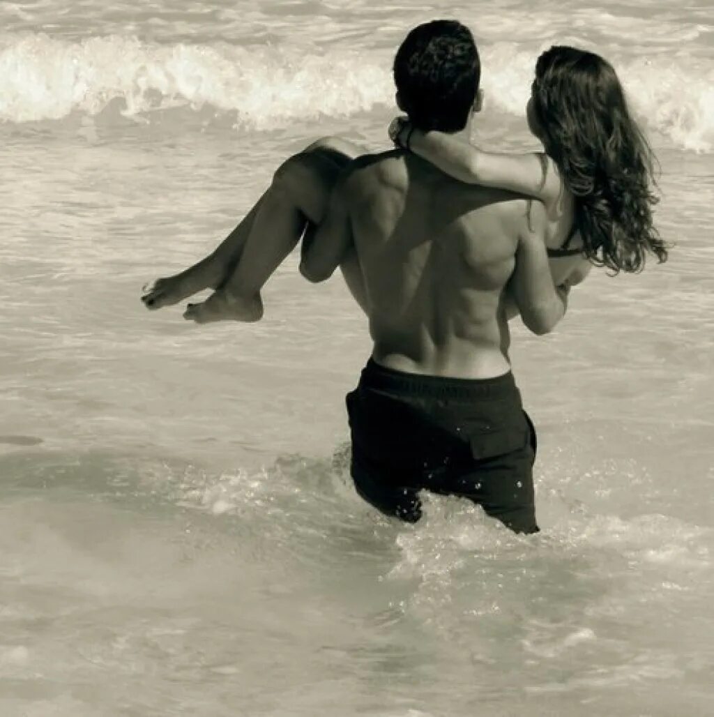Пока муж на пляже. Мужчина и женщина на море. Пляжные страсти. Страсть на море. Любовь страсть море.