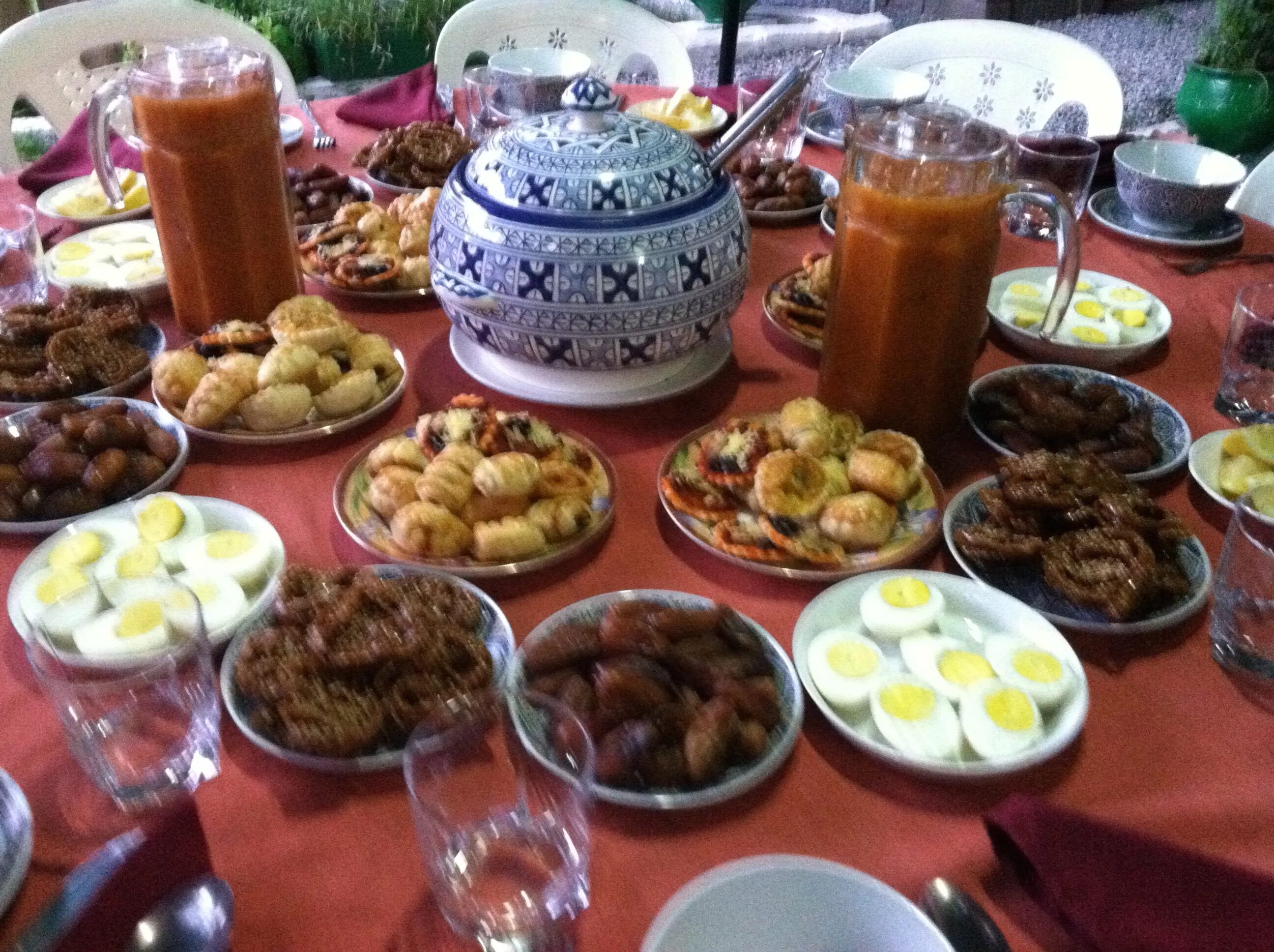 Ифтар Марокко. Рамадан в Марокко. Стол на ифтар. Чеченский стол с едой.