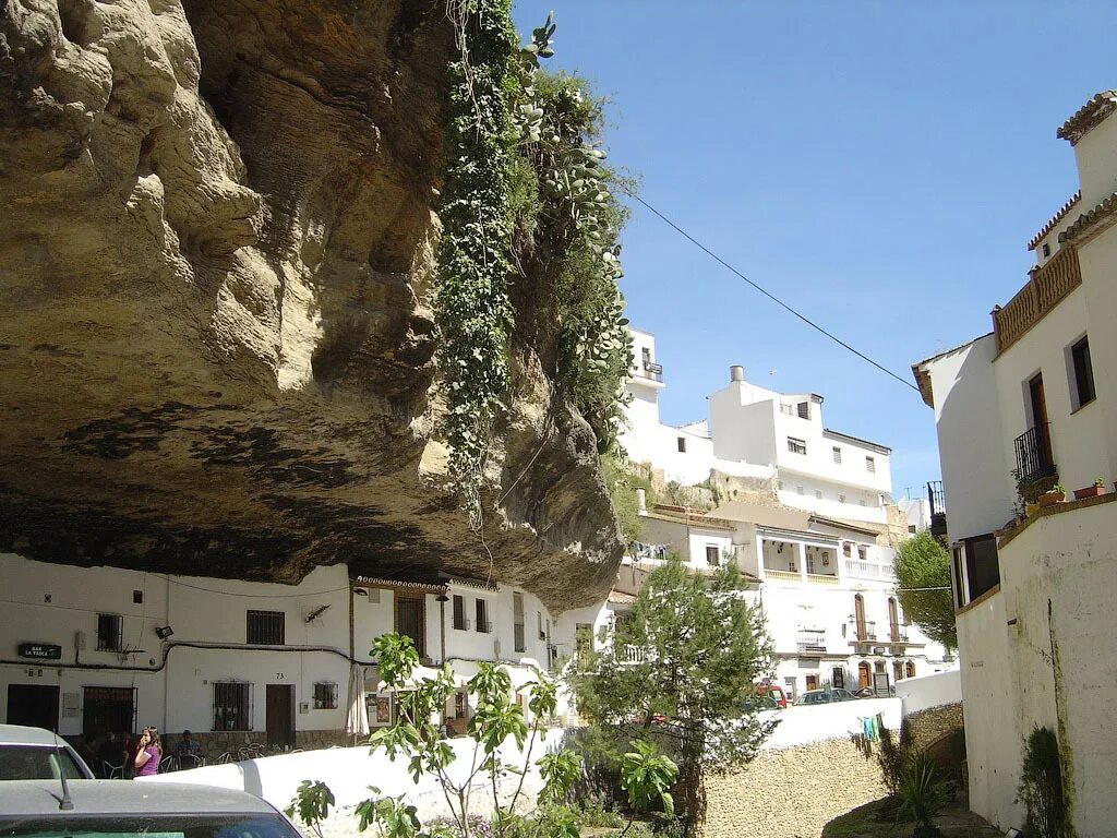 Под скалой. Сетениль-де-лас-бодегас. Сетениль-де-лас-бодегас город в скале испания. Сетениль-де-лас-бодегас. Сетениль-де-лас-бодегас.