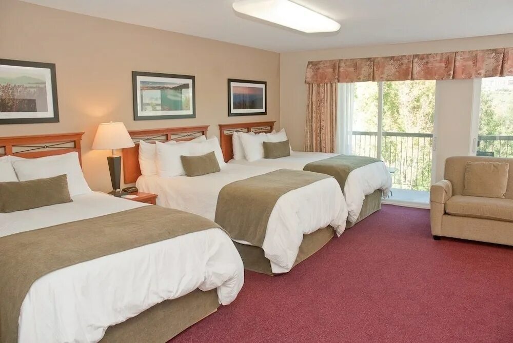 Сколько трехместных номеров. Комната с тремя кроватями. Отель три кровати. Комната с тремя кроватями для семьи. Гостиница 2 кровати.